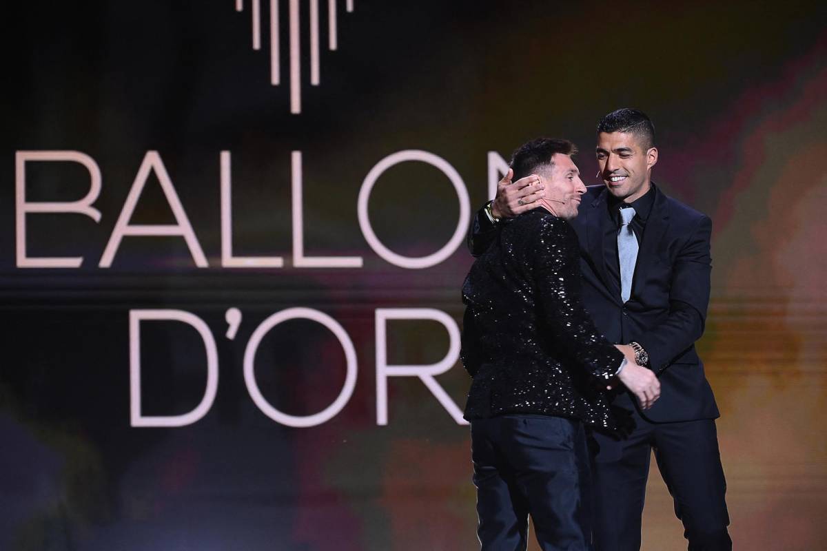 Luis Suárez junto a Lionel Messi en la entrega del Balón de Oro