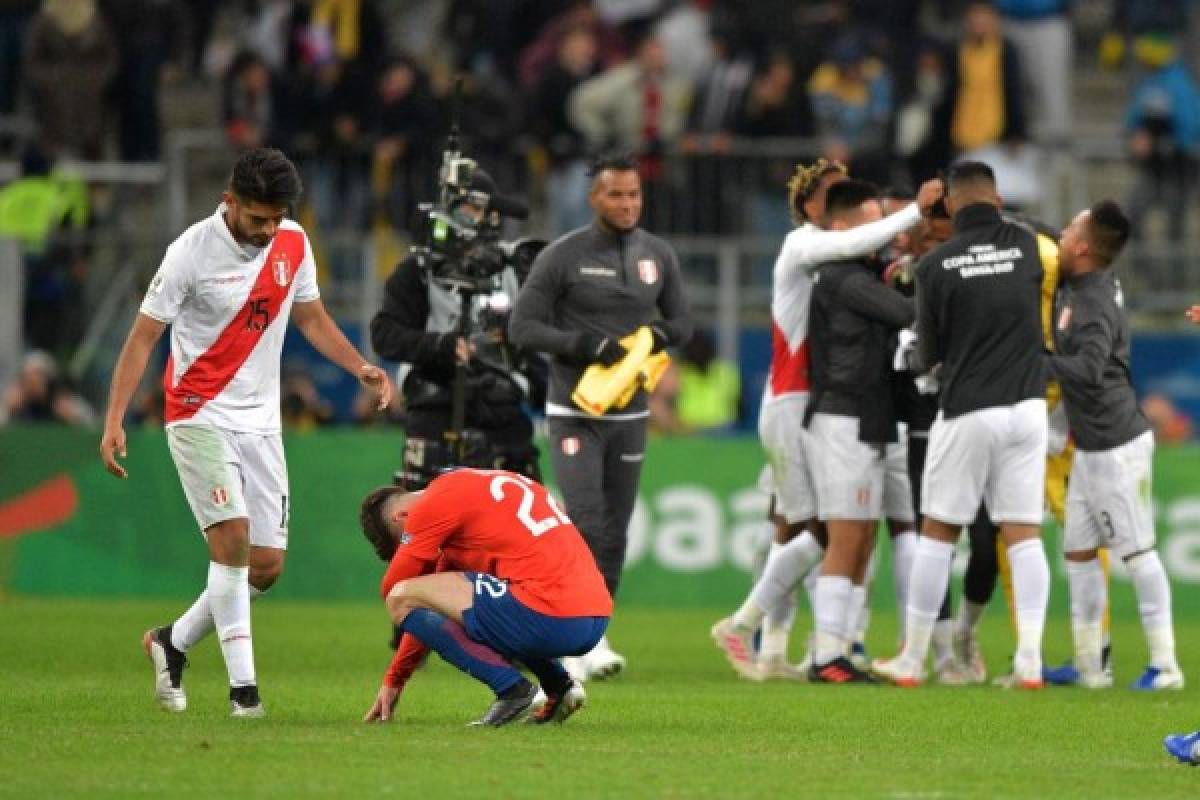 Chile's Angelo Sagal (C) shows his dejection after losing 3-0 to Peru in their Copa America football tournament semi-final match at the Gremio Arena in Porto Alegre, Brazil, on July 3, 2019. (Photo by Carl DE SOUZA / AFP)
