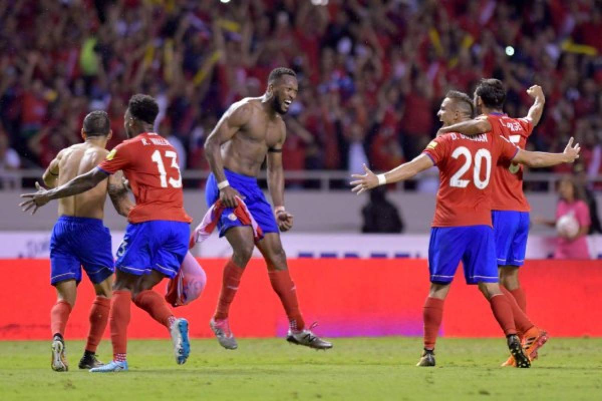 Costa Rica's Kendall Waston (C) celebrates with teammates after scoring against Honduras during their 2018 World Cup qualifier football match, in San Jose on October 7, 2017. / AFP PHOTO / Ezequiel BECERRA