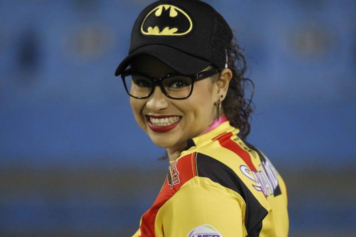 Las infartantes chicas que adornan la semifinal Real España-Marathón