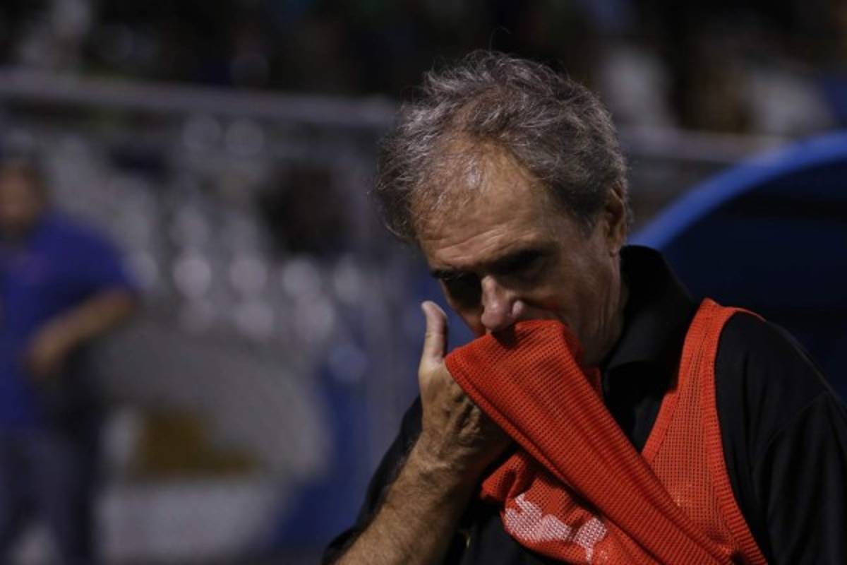 FOTOS: Así fue el sufrimiento de Marito Zanabria antes de renunciar en Real España