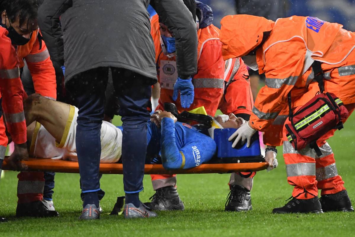 Terrible: Así quedó el rostro del Chucky Lozano tras un nuevo choque con la cabeza, salió en camilla y con collarín