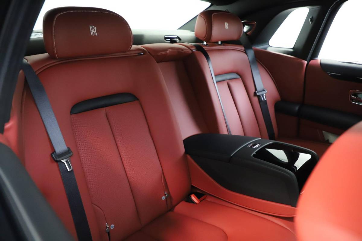 ¡Jennifer López y Cristiano Ronaldo tienen uno! Así es el Rolls-Royce Ghost, el último lujito de Teófimo López