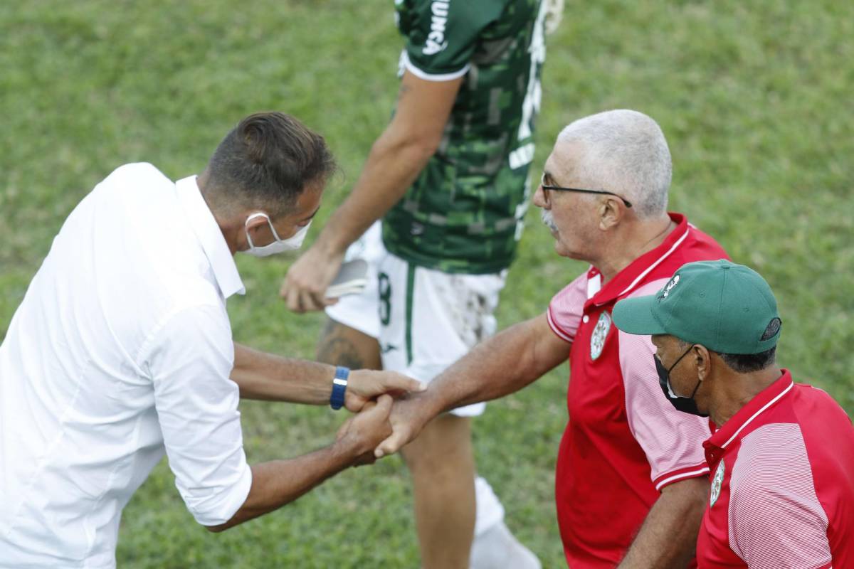 El DT del Motagua, Hernán “La Tota” Medina saludó cabellerosamente a su colega del Marathón, Manuel Keosseian. En la jornada 15 del Clausura los azules vencieron 3-0 a los verdolagas.