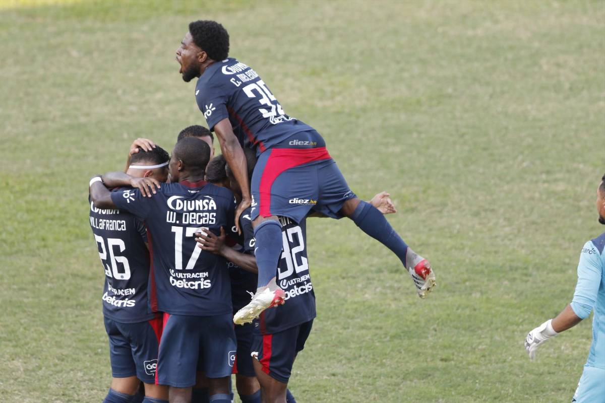 El Yankel Rosenthal se calentó por la goleada: Keosseián se enfrenta con aficionados que también arremeten contra el portero Denovan Torres