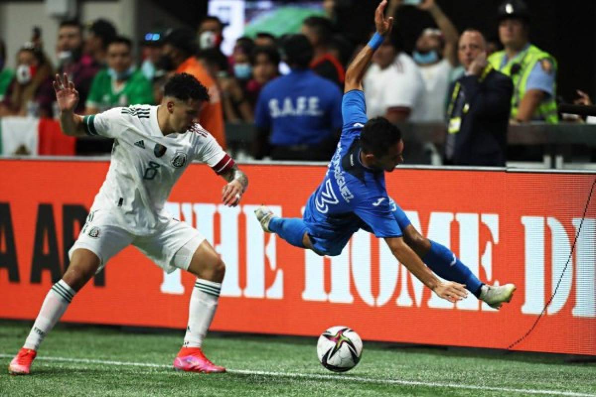 Patadas, agarrones y el espontáneo defendido por futbolistas: Las mejores fotos del Honduras-México en Atlanta