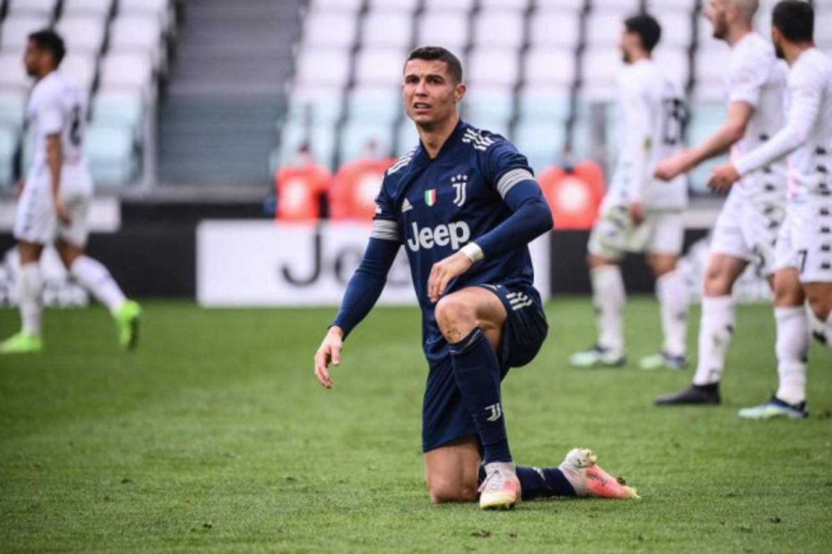 De rodillas y destruido: las duras imágenes de Cristiano Ronaldo tras sufrir otro ridículo con la Juventus