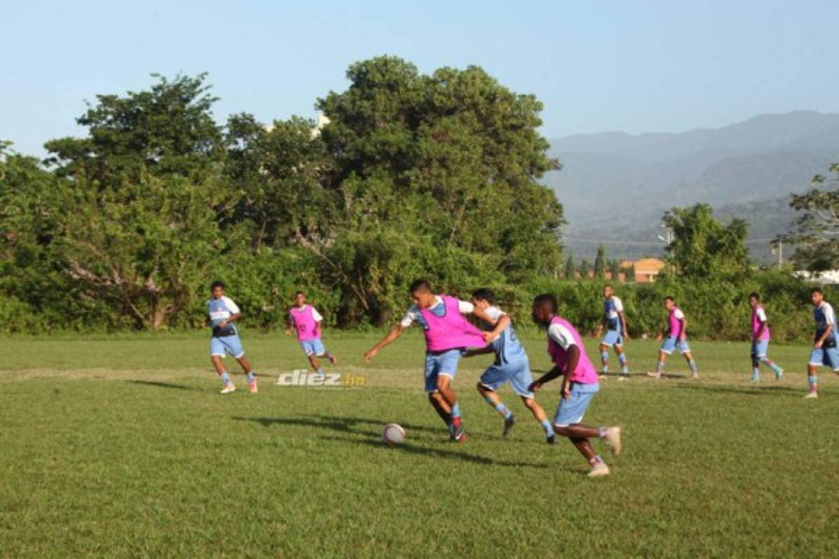 Puntual y corrector, así fue el primer entreno de Héctor Castellón en su regreso al Vida