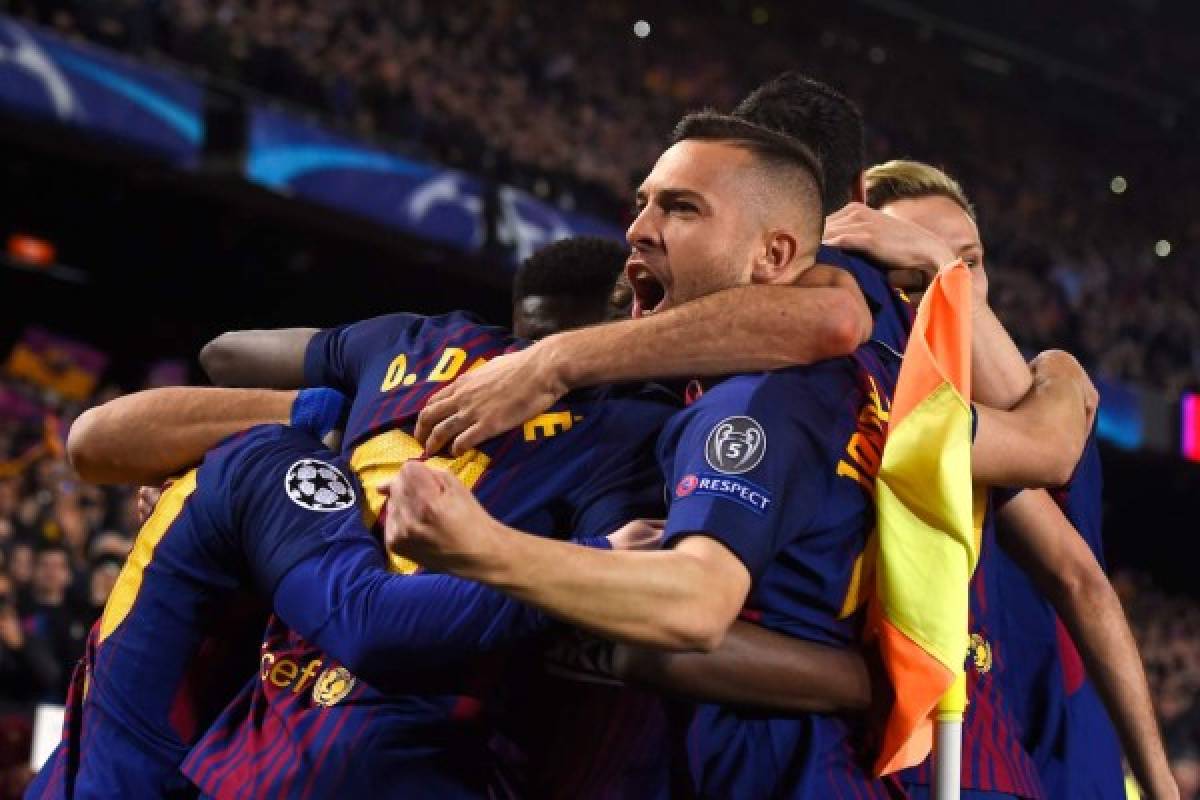 Barcelona's Spanish defender Jordi Alba celebrates with teammates after Barcelona's Argentinian forward Lionel Messi scored a goal during the UEFA Champions League round of sixteen second leg football match between FC Barcelona and Chelsea FC at the Camp Nou stadium in Barcelona on March 14, 2018. / AFP PHOTO / Josep LAGO