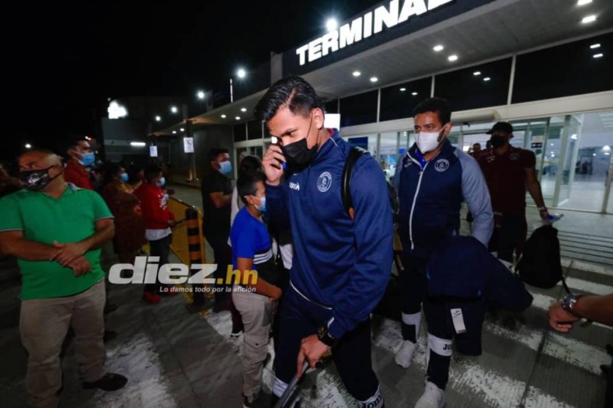 El defensor de Motagua Denil Maldonado saliendo de la terminal en su llegada a San Pedro Sula con el club. Foto: Yosep Amaya.
