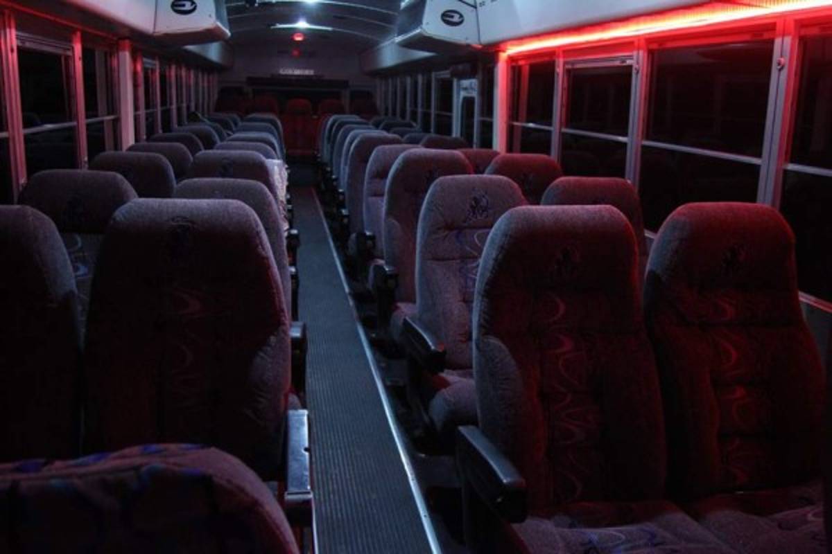 Las apariencias engañan: Los lujos del autobús que traslada al Real de Minas