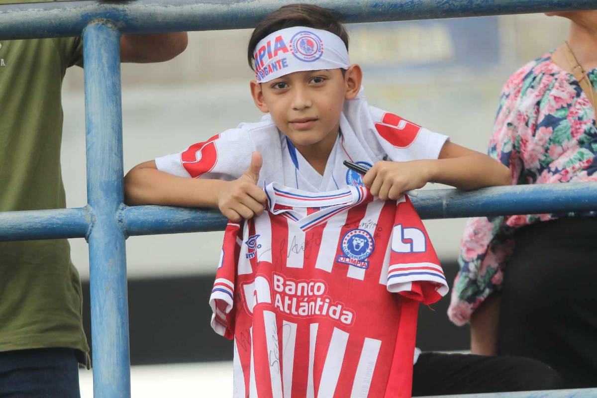 Eduardo Espinel no la pasó bien, sorpresas a la llegada y hasta en paila para ver al Olimpia contra los Lobos de la UPNFM