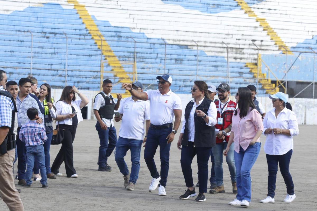 Mario Moncada y Xiomara Castro viendo los avances del estadio Morazán.