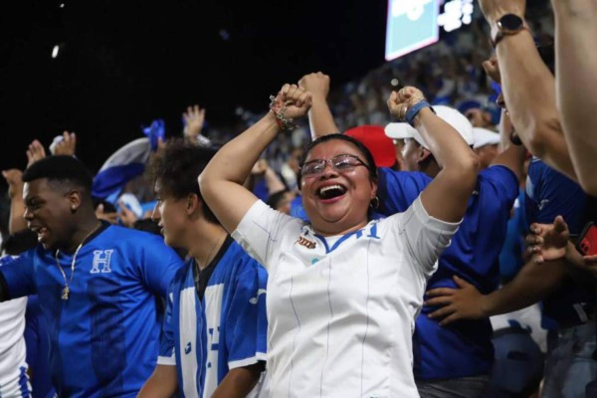 Invasión de hinchas a la cancha, familias reunidas y bellas chicas en el Honduras-Panamá