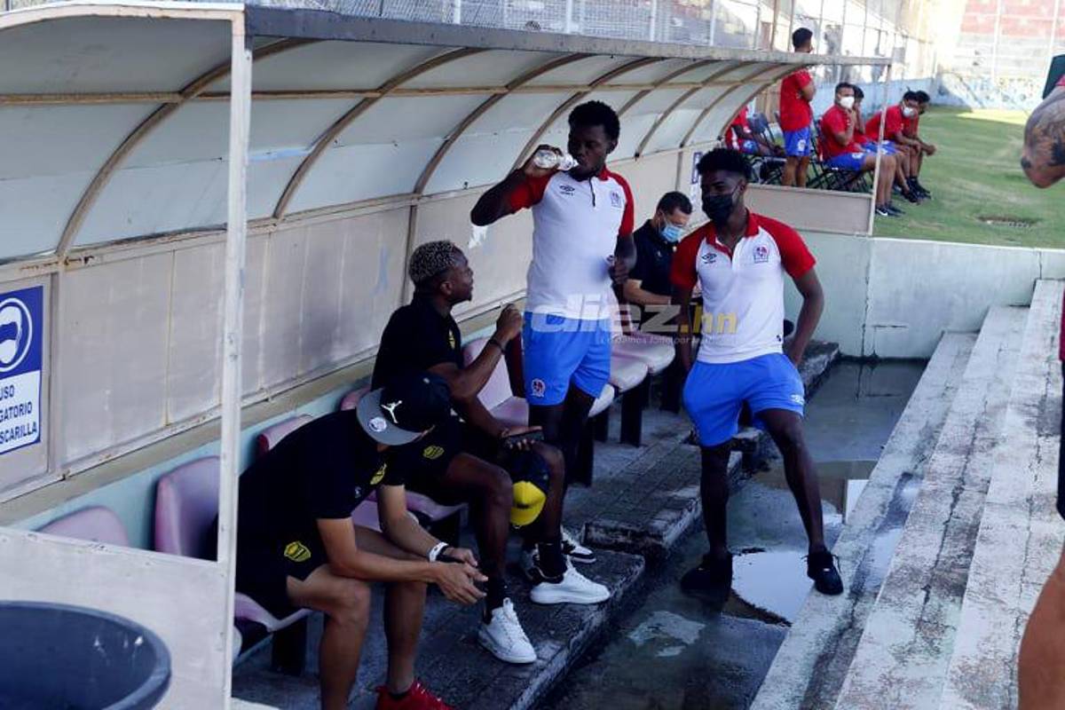 Pelea entre aficionados de Motagua, el saludo entre Vargas y Lavallén y la plática de jugadores de Olimpia y Real España