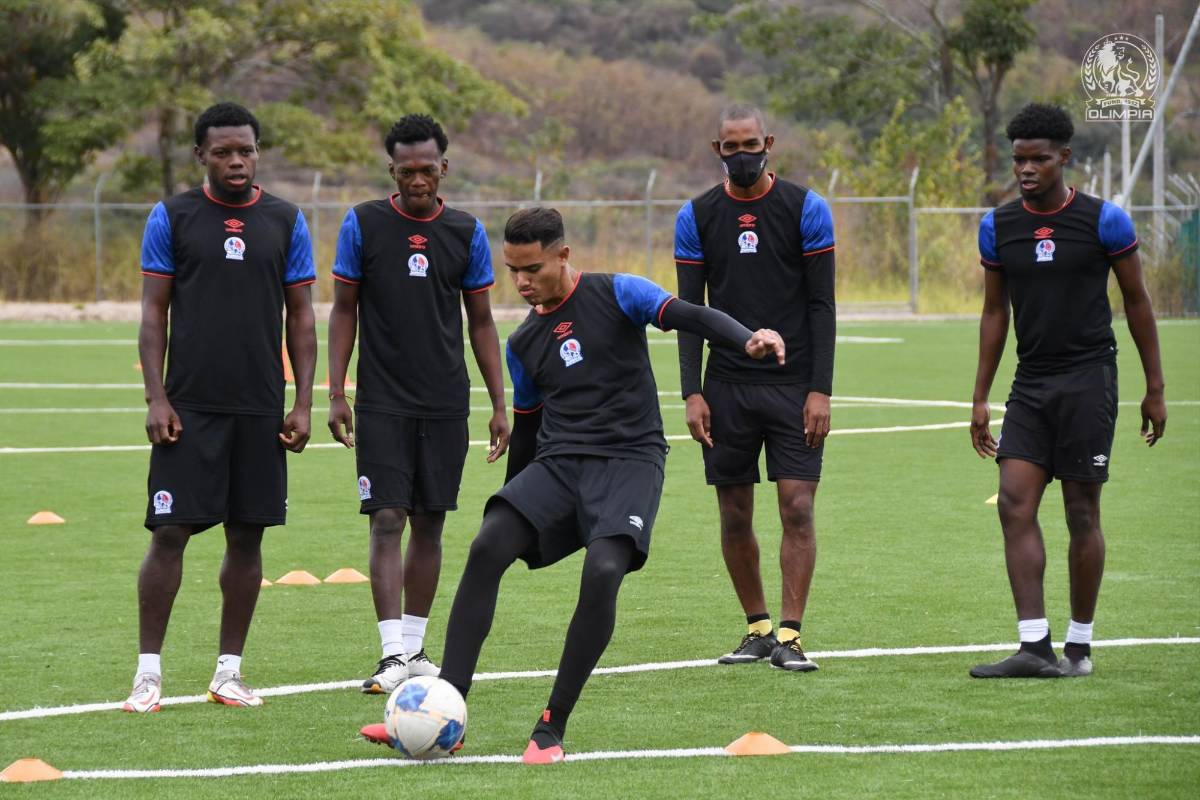 ¡Charla, risas y un conocido! Así fue el primer entrenamiento del argentino Pablo Lavallén en el Olimpia