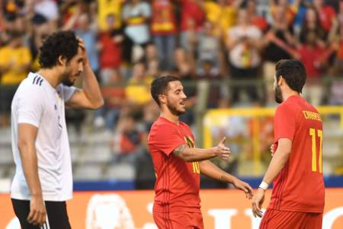 Belgium's forward Eden Hazard (C) celebrates with teammate Belgium's forward Yannick Ferreira-Carrasco (R) after scoring a goal during the international friendly football match between Belgium and Egypt at the King Baudouin Stadium, in Brussels, on June 6, 2018. / AFP PHOTO / EMMANUEL DUNAND