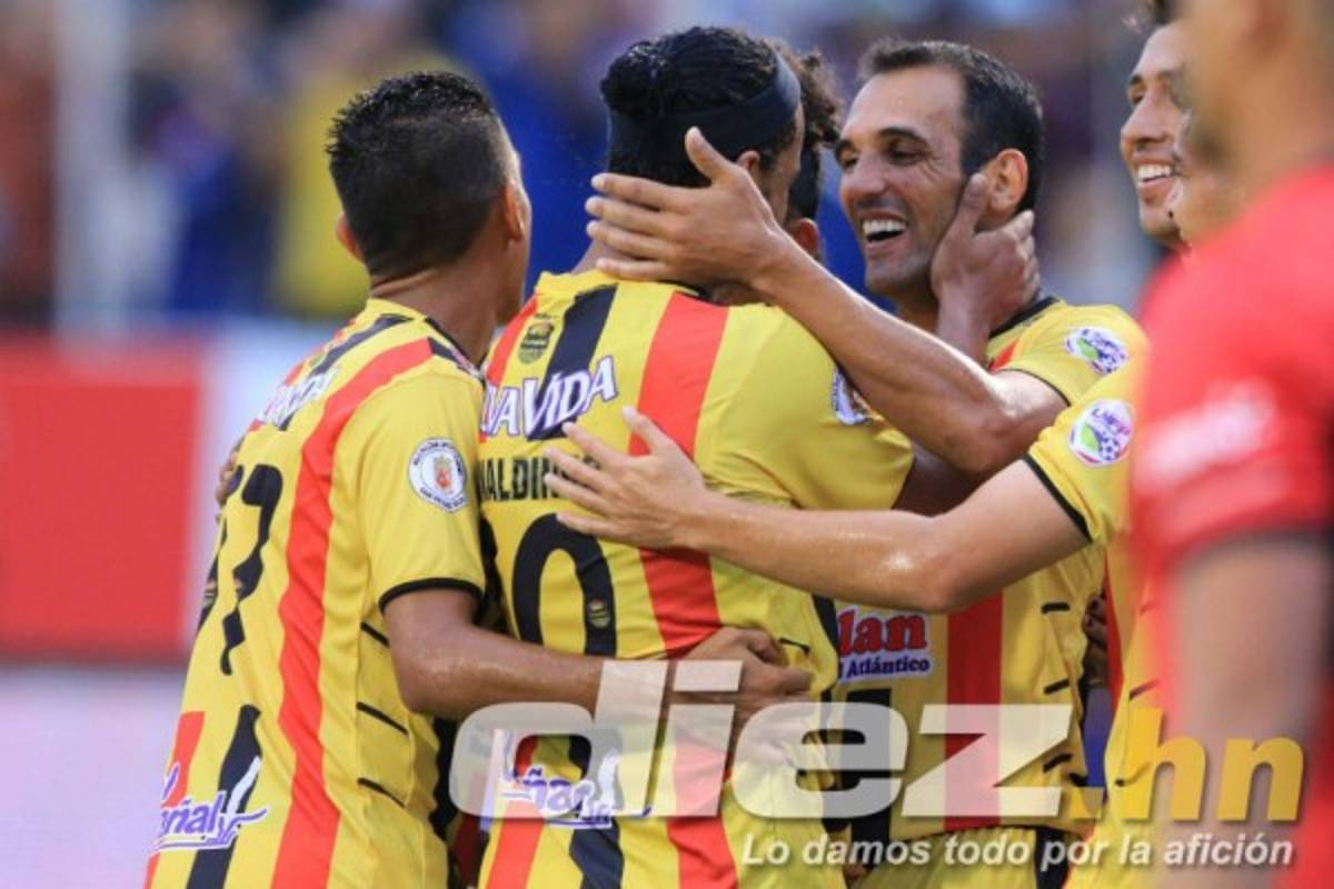 CURIOSAS: Los zapatos de Ronaldinho y su gesto con aficionado que ingresó al campo