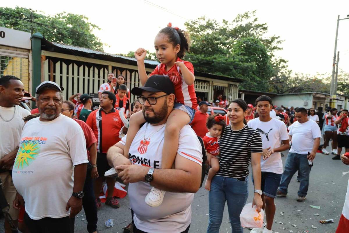 ¡Tremenda fiesta en La Ceiba! Aficionados del Vida se toman la calle festejando el triunfo que los acerca a la salvación