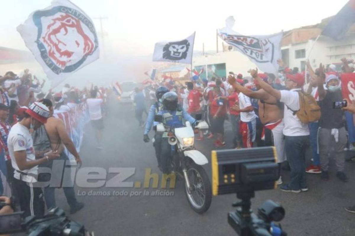Hinchas merengues inundan los alrededores del Nacional con los colores del Olimpia previo al duelo ante Motagua