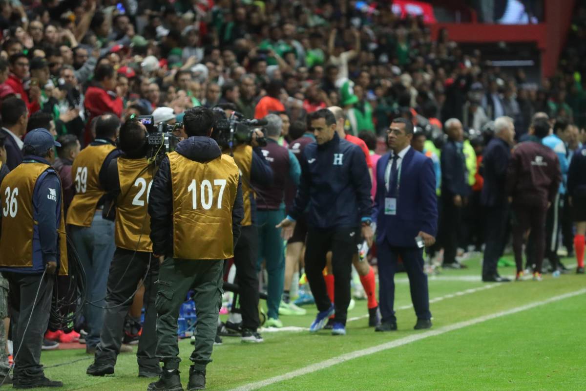 Con tremenda bronca terminó el México vs Honduras y miembro del cuerpo técnico de la Bicolor sufrió agresión