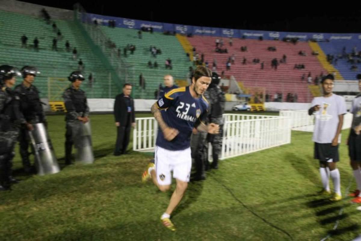 ¡Las mujeres enloquecieron! El día que David Beckham visitó Honduras y el Nacional explotó: ¿a quién regaló su camisa?