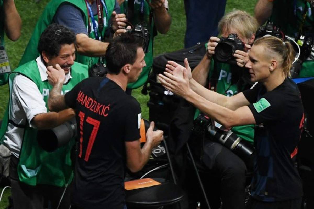 Fotógrafo de El Salvador recibe beso de croata en gol de Mandzukic