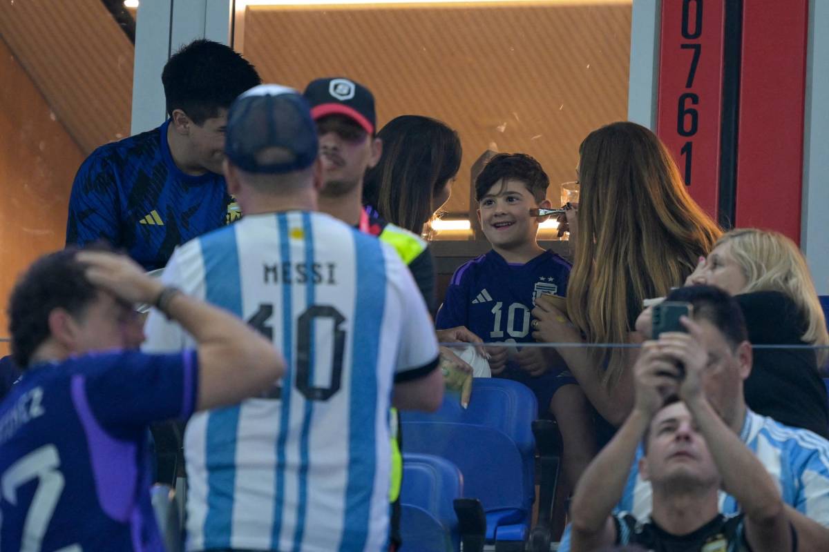 No se vio por TV: Hijos de Messi y sus relajos en el palco, el enojo de Antonela y el amigo de Maradona