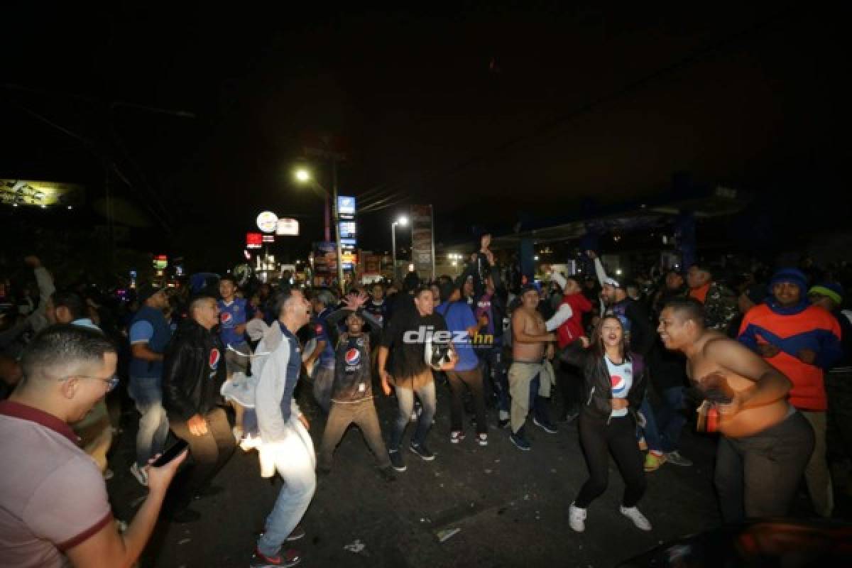 ¡Tegucigalpa se tiñe de azul! Aficionados salen a las calles a festejar la 16 del Motagua