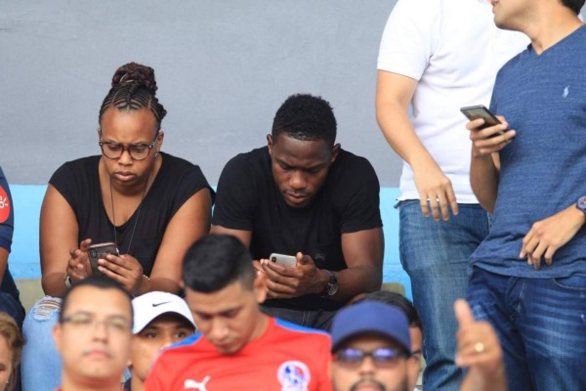 Maynor Figueroa, curioseando el celular a su esposa y Michaell Chirinos viendo a Olimpia