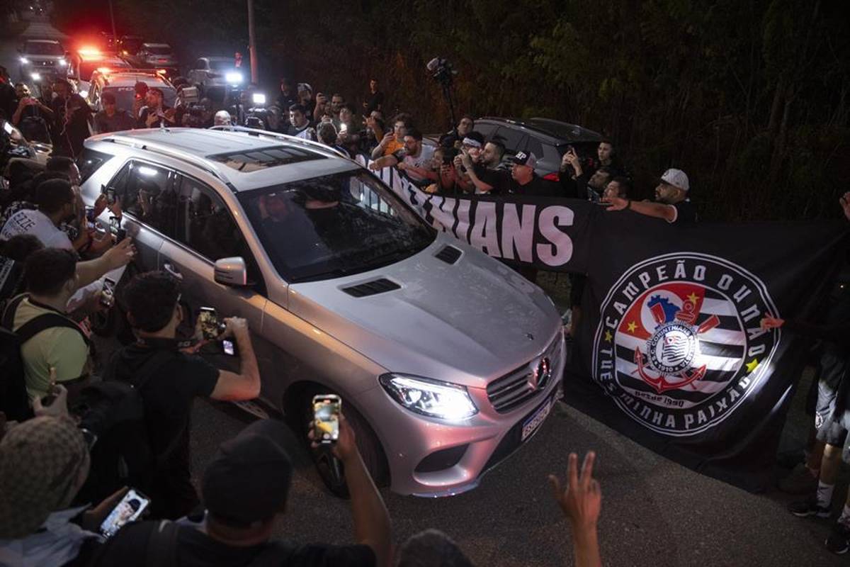 Llegó en helicóptero, su dorsal y locura de los hinchas: Así fue la presentación de Memphis Depay con el Corinthians de Brasil