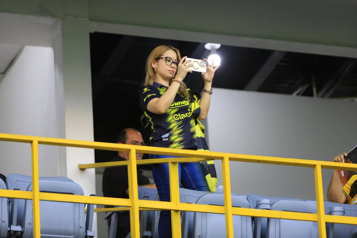 Ambientazo para la final entre Real España y Olimpia: La chica que se escondió, ¿por qué? el periodista sorprendido y las bellezas