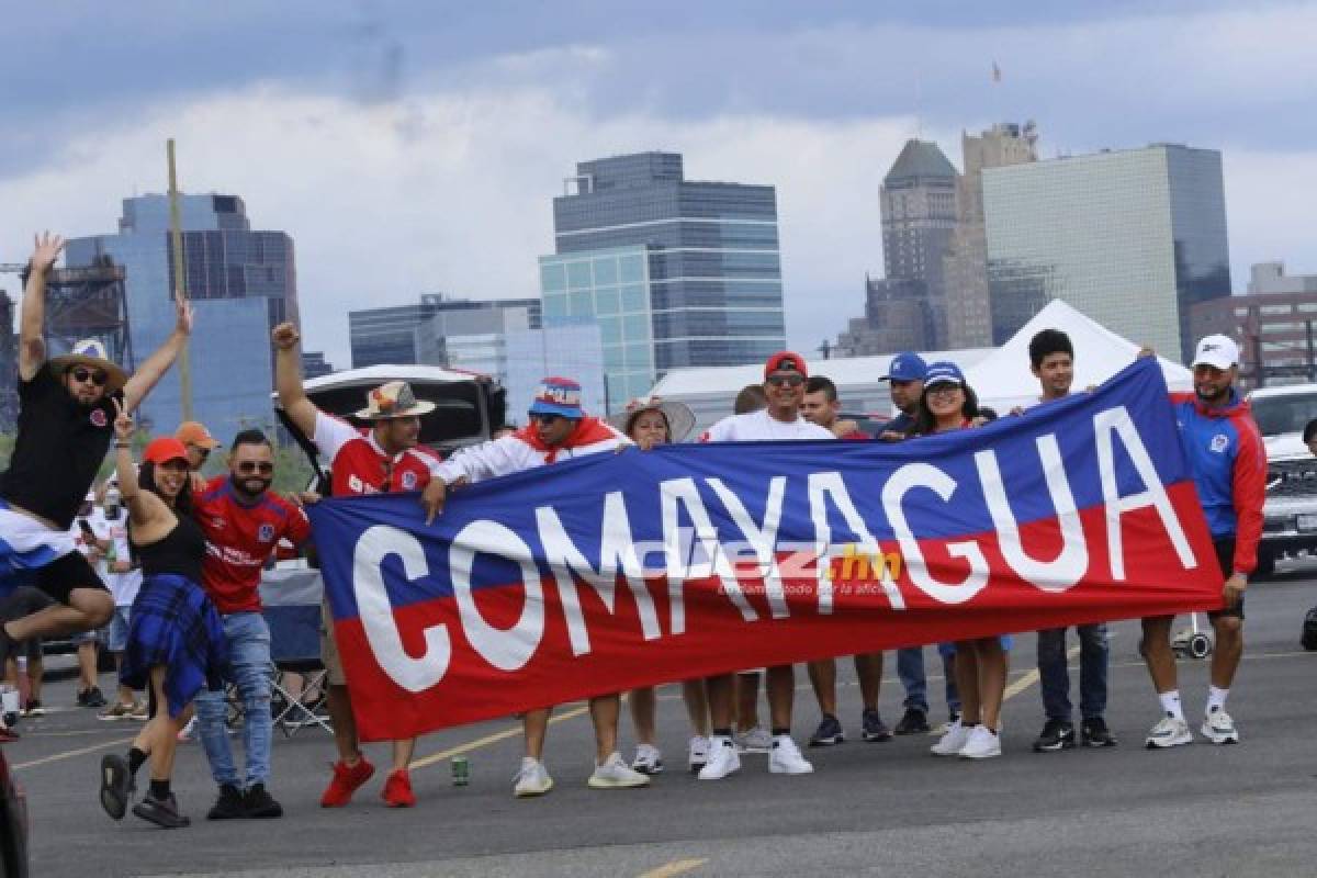 ¡Belleza y colorido! Ambientazo catracho en las afueras del Red Bull Arena para el Olimpia vs. Motagua