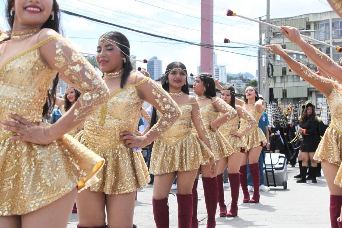 ¿Quién es la palillona de rojo? Hermosas deleitan en los desfiles del 15 de septiembre en Honduras