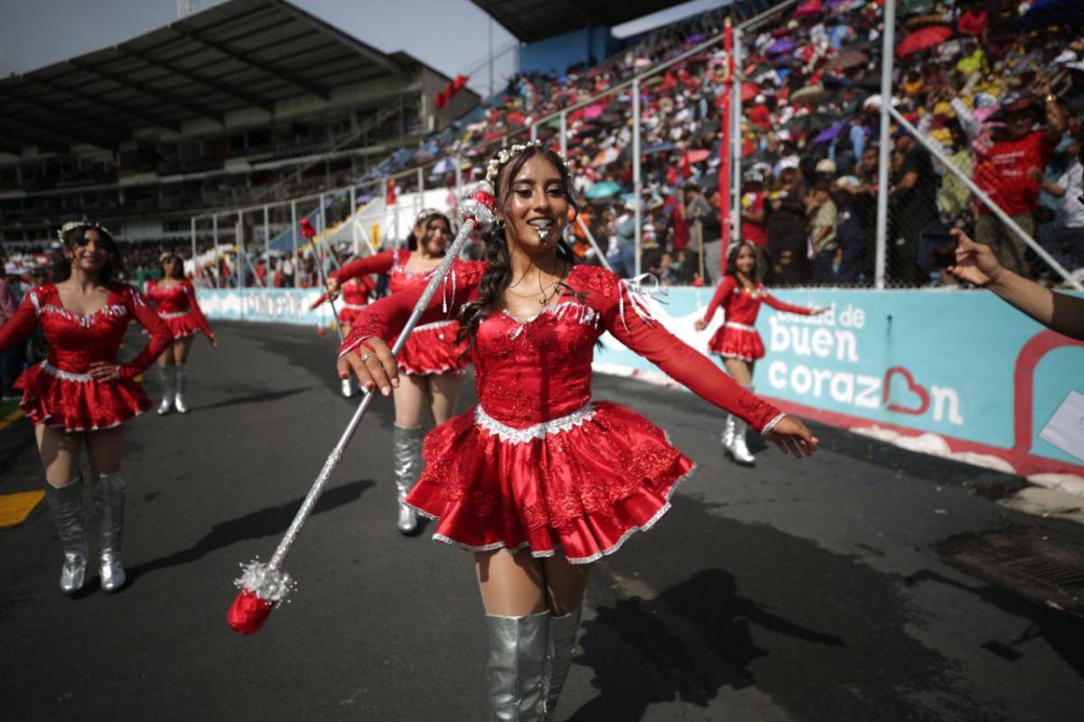¿Quién es la palillona de rojo? Hermosas deleitan en los desfiles del 15 de septiembre en Honduras