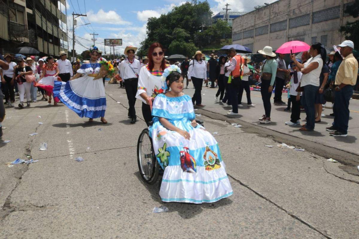 Honduras: tiktokers en excelencia académica, bellas presentadoras, Teófimo López presente y patriotismo en el desfile del 15 de septiembre