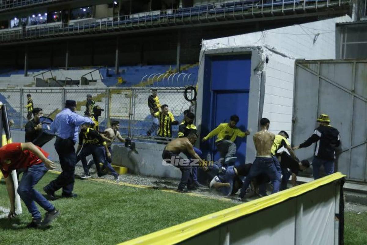 Salvajes: Dramáticas imágenes de aficionados de Real España atacando brutalmente a una mujer en el estadio Morazán