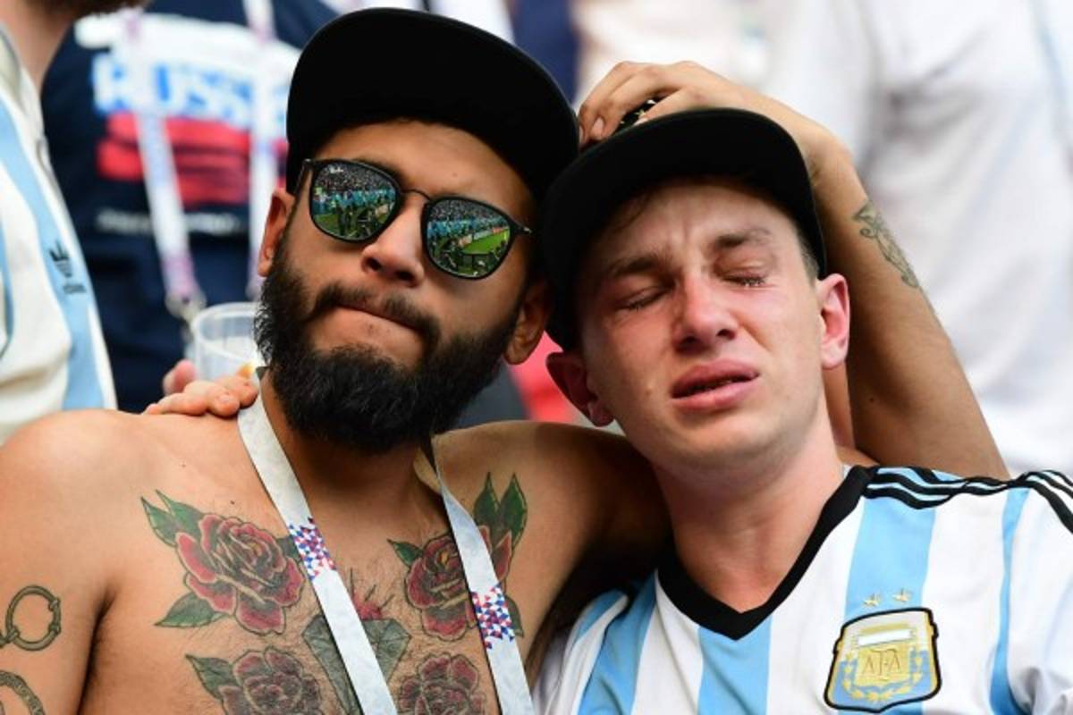 FOTOS: Messi pegado a una Virgen y todo el dolor de los argentinos