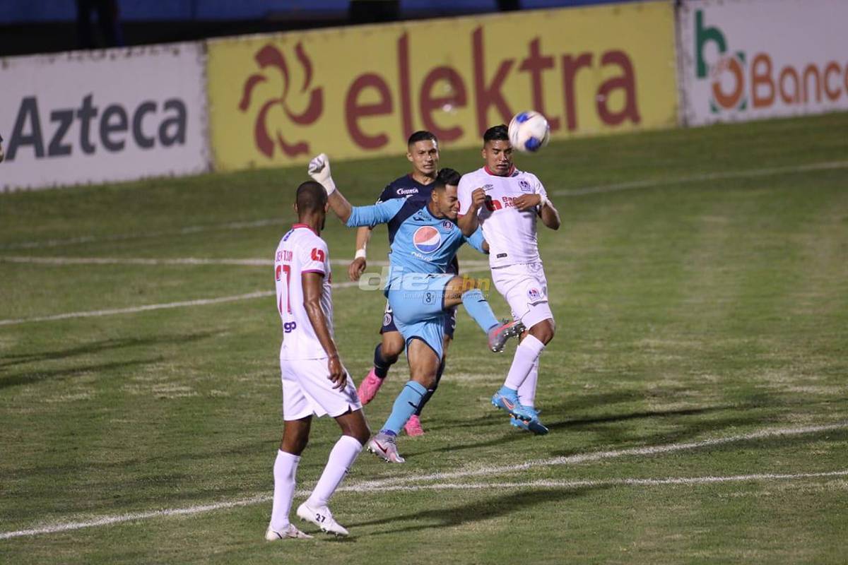 Violencia en las graderías, el extraño look de jugador de Motagua y el cordial saludo entre la Tota y Lavallén