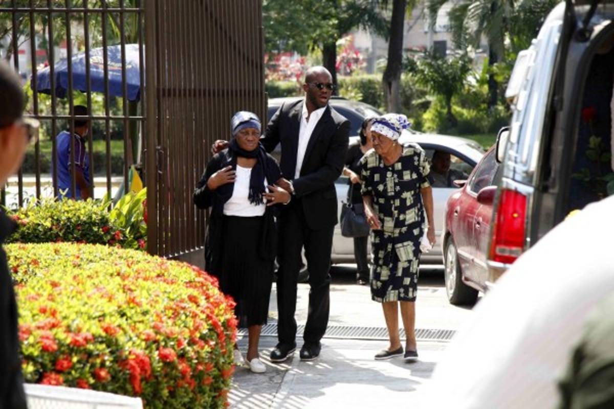 Así fue el sufrimiento de David Suazo y su familia en el último adiós a su padre