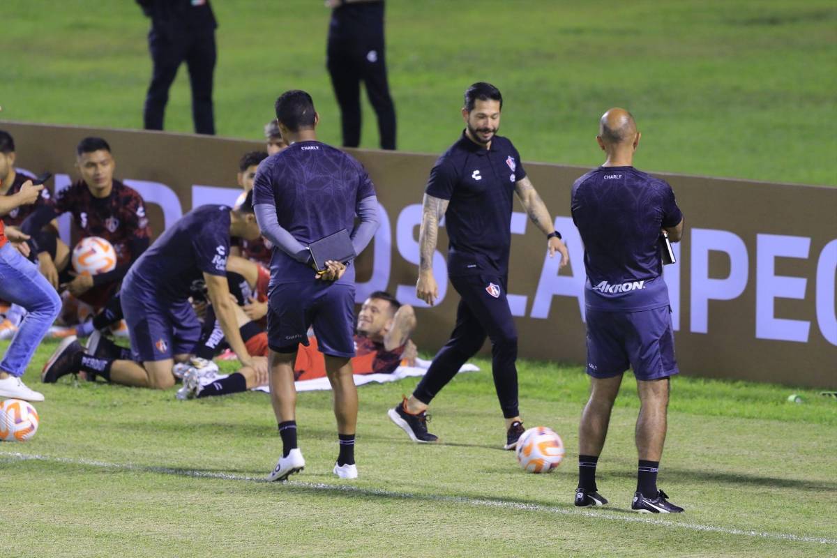 Prensa mexicana y bellas periodistas se apoderan del Olímpico: Atlas, muy sonriente pensando en Olimpia