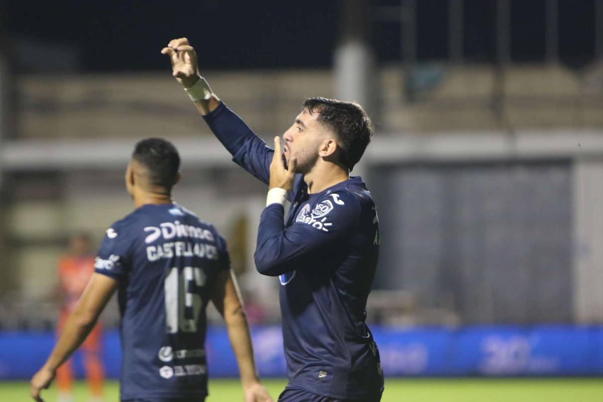Doble récord y los besos de Auzmendi en su hat-trick y emotivo debut en el Motagua, ¿quién es el niño que brilló?