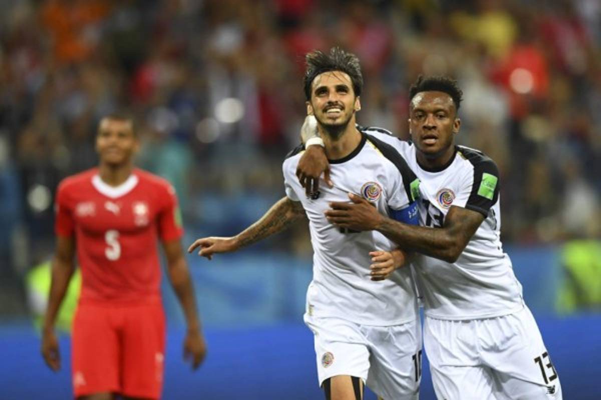 ¿Quién es la rubia? Costa Rica se despide con dignidad y el cambio de camisas