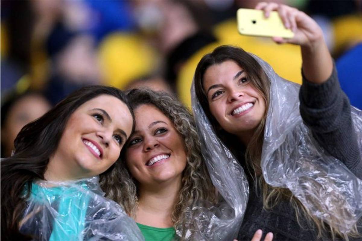 Ambiente del Brasil-Honduras en el estadio Beira-Rio en Porto Alegre