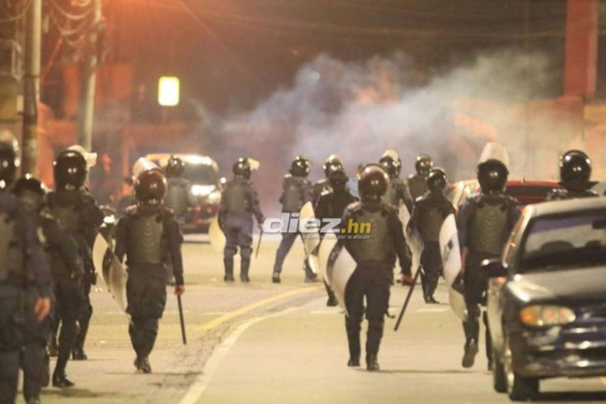 ¡Desmayados, disparos y gas lacrimógeno! El relajo en las afueras del Estadio Nacional