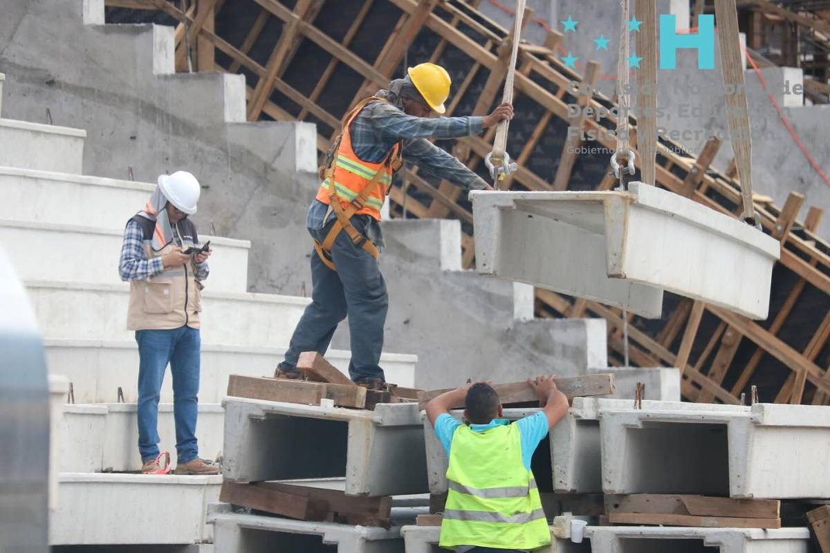 Exseleccionado de Honduras figura en la supervisión del estadio Nacional; así lucen sus graderías previo al Clausura
