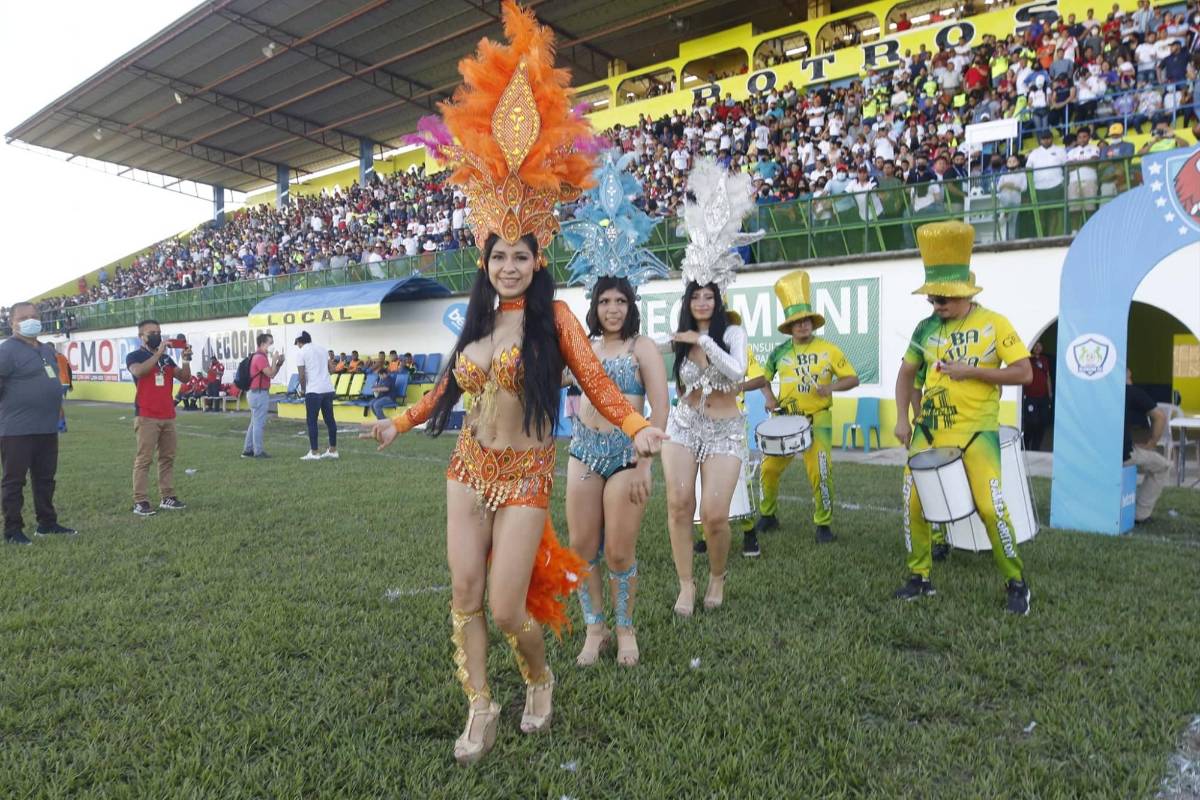 Olimpia causa locura en Olancho: Pedro Troglio se deja querer por la afición, bellas modelos de la batucada y caballos de raza