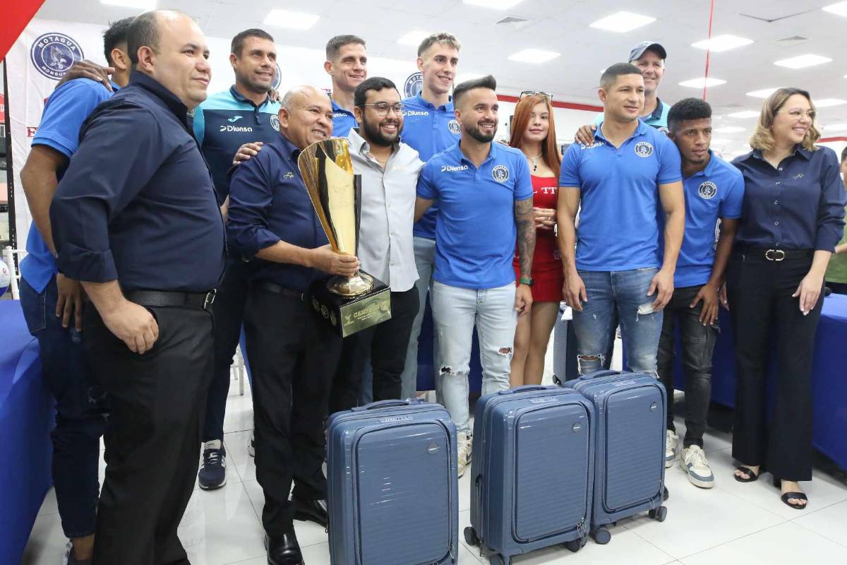 Jugadores de Motagua compartieron con sus aficionados: autógrafos, fotos y llevaron la copa 19