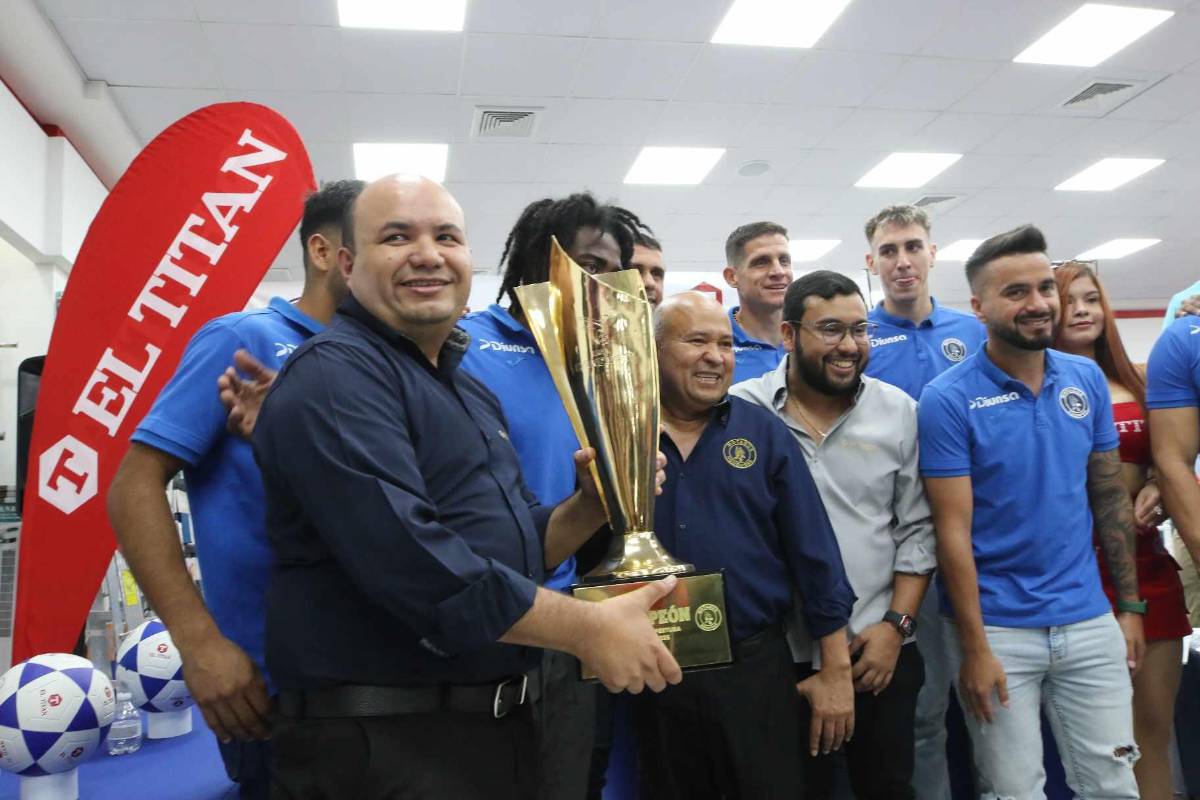 Jugadores de Motagua compartieron con sus aficionados: autógrafos, fotos y llevaron la copa 19