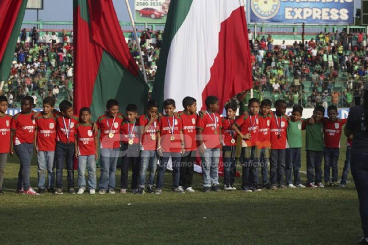 NO VISTE EN TV: ¿Para quién fue? El obsceno gesto de Costly y el reclamo de Claros